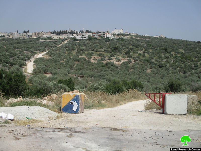 نصب بوابة حديدية على طريق زراعي غرب بلدة دير استيا / محافظة سلفيت