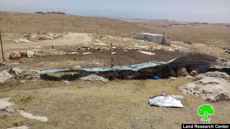 الاحتلال يهدم ويصادر حظيرة مواشي في خربة أم الخير شرق يطا / محافظة الخليل