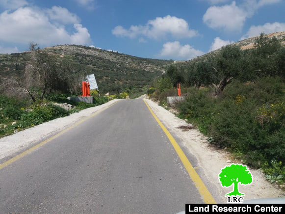 قوات الاحتلال تنصب بوابة حديدية شمال قرية زواتا / محافظة رام الله