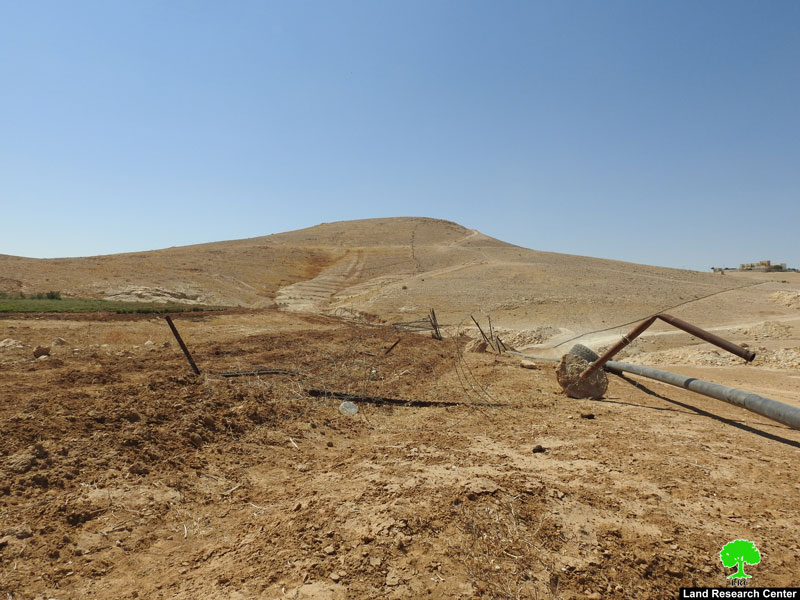 الاحتلال يدمر سياجاً يحيط بمزرعة نباتات في خشم الدرج شرق يطا / محافظة الخليل