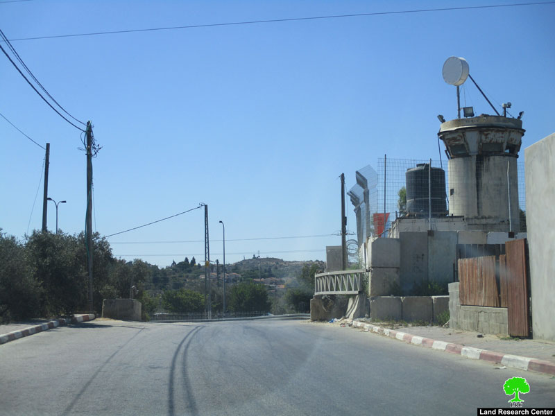 Setting up a metal gate on Kafr Na’ama entrance / Ramallah governorate