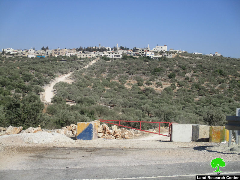 جيش الاحتلال يغلق طريق زراعي في بلدة ديرستيا / محافظة سلفيت