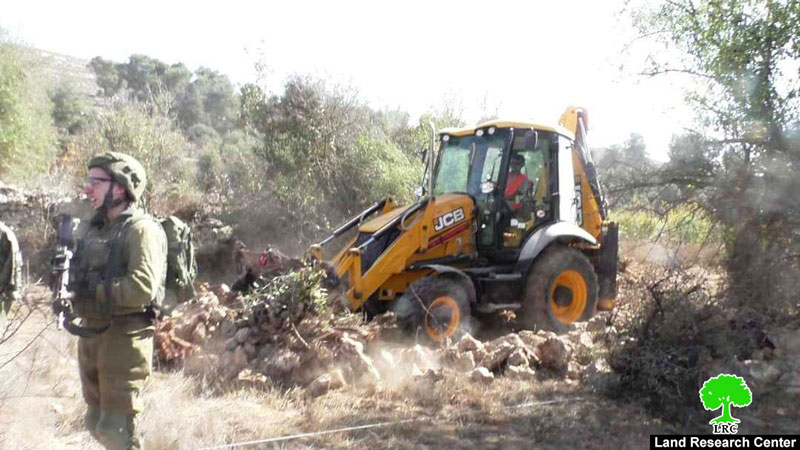 الاحتلال يشرع بشق الطريق الاستعماري البديل في أراضي المواطنين شمال الخليل
