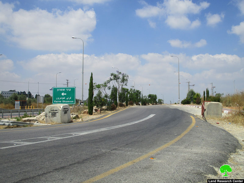 Setting up a military roadblock on the main entrance of Kafr Laqif village / East Qalqilya