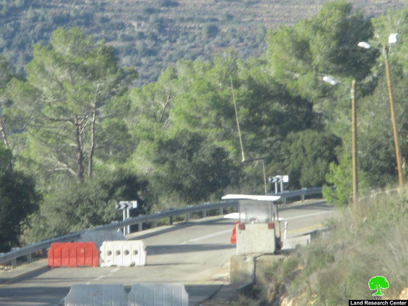 Expanding a military roadblock on the southern entrance of Deir Nitham / Ramallah governorate