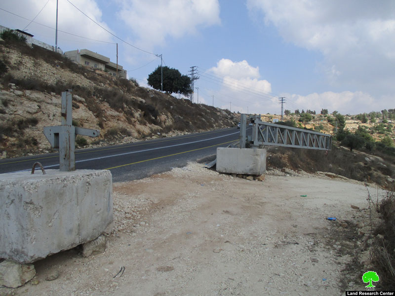 الاحتلال ينصب بوابة حديدية  ويوقف العمل في طريق زراعية في قرية أم صفا / محافظة رام الله