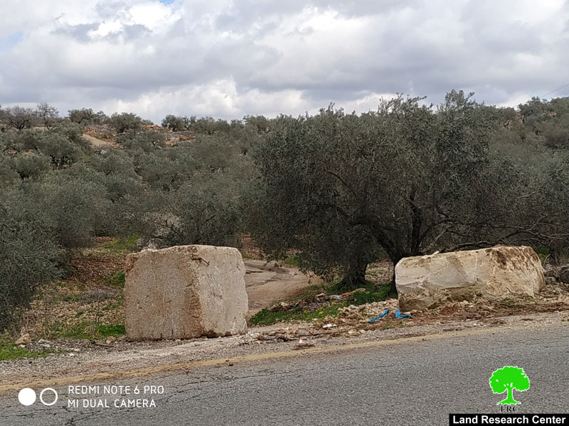 بذريعة الأمن ؟!! … الاحتلال الإسرائيلي  يغلق  طرق فرعية وزراعية في قرية رأس كركر / محافظة رام الله