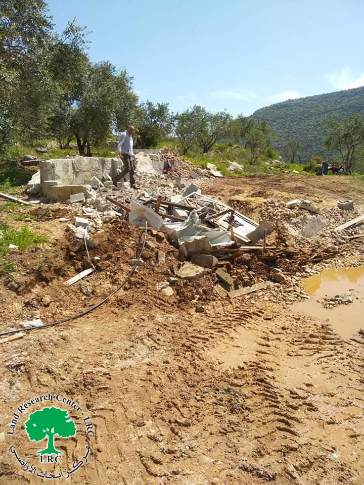 الانتهاكات الاسرائيلية في ظل كورونا: هدم غرفة زراعية وبئر لجمع المياه في بلدة دير بلوط / محافظة سلفيت