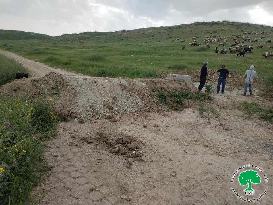 الإنتهاكات الإسرائيلية في ظل كورونا : إغلاق طريق زراعية بالسواتر الترابية في خربة الفارسية / محافظة طوباس