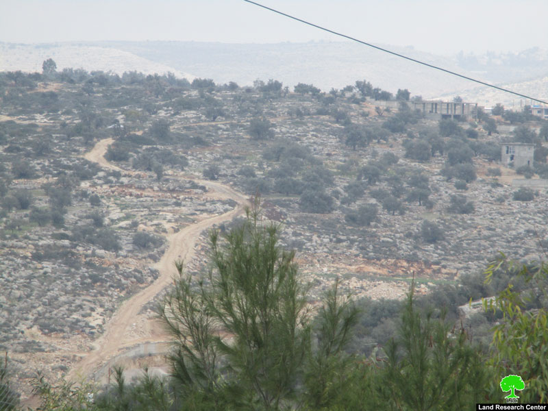 الاحتلال الإسرائيلي يمنع تأهيل أراضي وشق طرق في قرية المغير محافظة رام الله