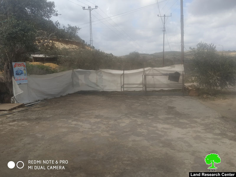 إخطار عسكري بهدم مغسلة للسيارات ومظلة بقالة في قرية رأس كركر / محافظة رام الله