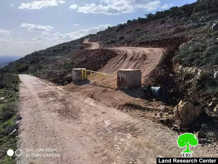 وضع بوابة حديدية لطريق استعماري جديد تمهيداً للاستيلاء على مساحات واسعة من الأراضي في قرية المزرعة القبلية / محافظة رام الله