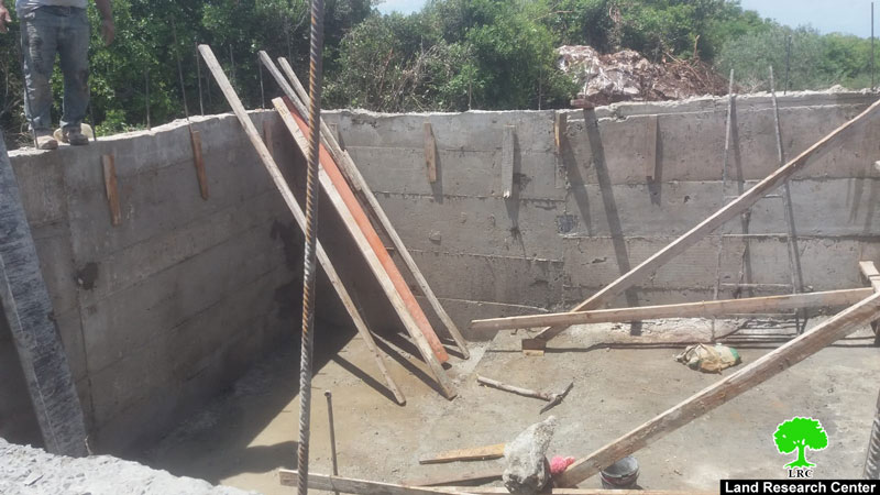 إخطار بوقف البناء يطال بئر لجمع المياه في بلدة دير استيا / محافظة سلفيت