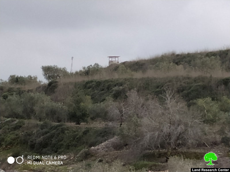 وضع نقاط عسكرية للمراقبة لصالح البؤرة الاستعمارية ” حفات جلعاد” على حساب أراضي قرية جيت / محافظة قلقيلية