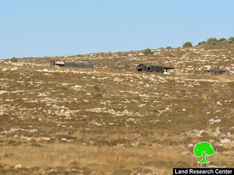 مستعمرون متطرفون يخربون سياج معدني ويسرقون زوايا وعدد زراعية  في بلدة ترمسعيا / محافظة رام الله
