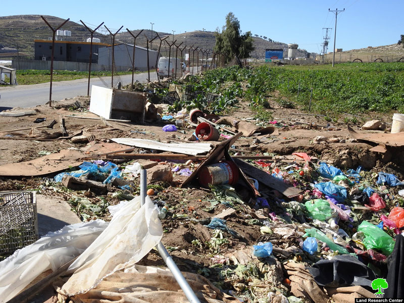 الاحتلال يهدم أسوارا ويصادر بسطات مزارعين وحاوية معدنية في الهجرة جنوب الخليل