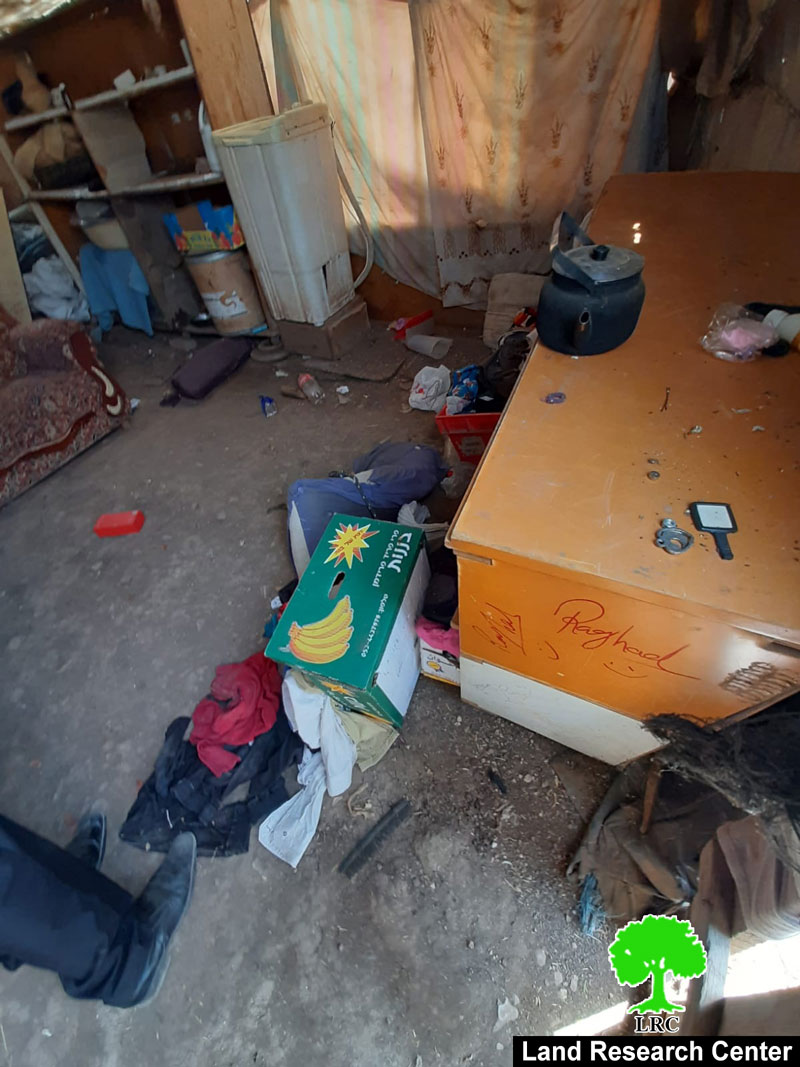 مستعمرون يسرقون خياماً وأدوات زراعية في خربة سمرا بالأغوار الشمالية / محافظة طوباس