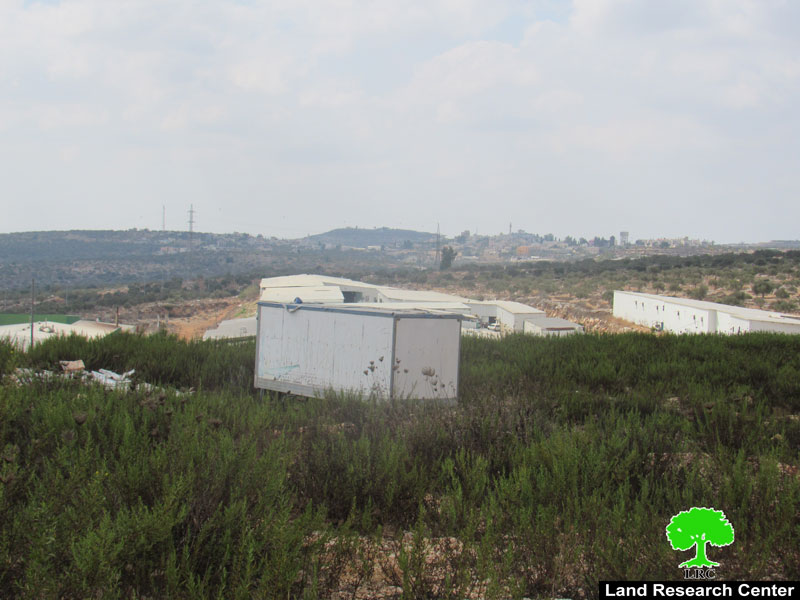 مستعمرون يضعون بيوت متنقلة على أراضي قرية اماتين بمحافظة قلقيلية