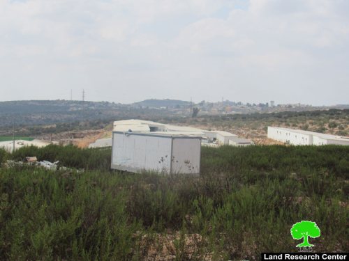 مستعمرون يضعون بيوت متنقلة على أراضي قرية اماتين بمحافظة قلقيلية