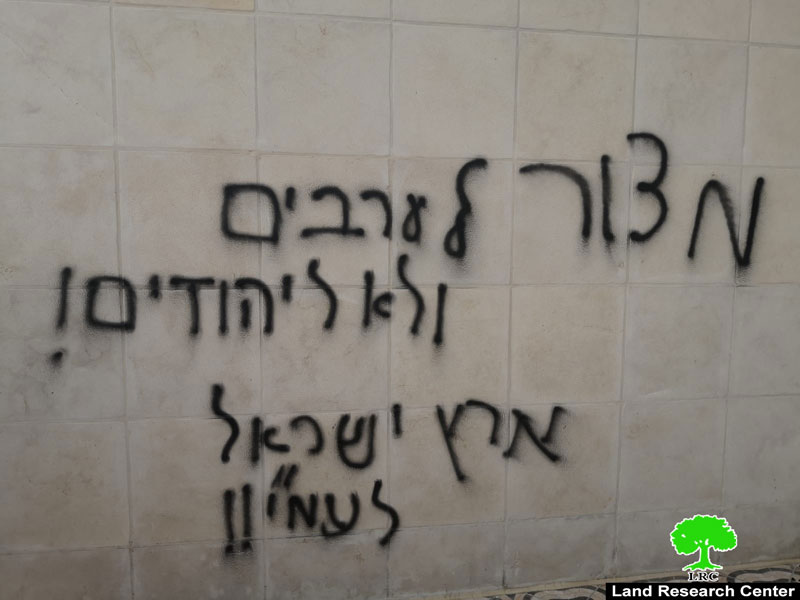 مستعمرون يحرقون أجزاء من مسجد ” البر والإحسان” في مدينة البيرة / محافظة رام الله