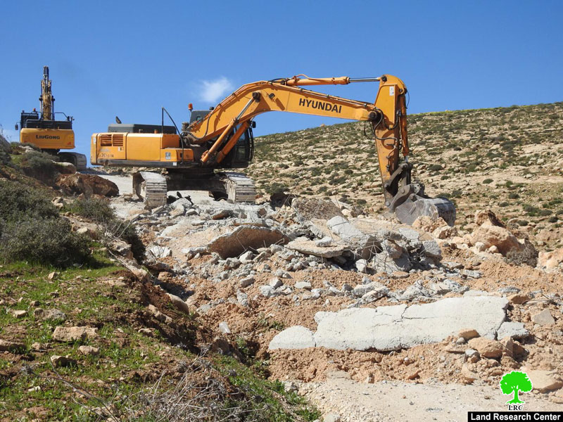 الاحتلال يجرف طريقاً زراعياً في مسافر يطا جنوب الخليل