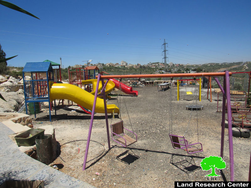 إخطارات بوقف العمل في منشآت و متنزه وطرق زراعية في قرية حارس بمحافظة سلفيت