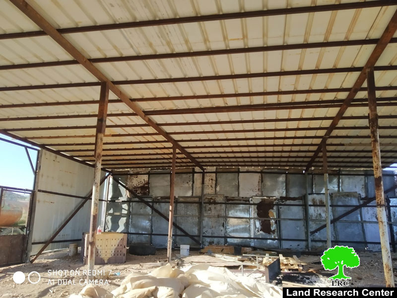 إخطار بإزالة  بركس  زراعي  بذريعة عدم الترخيص في سهل  عاطوف  / محافظة طوباس