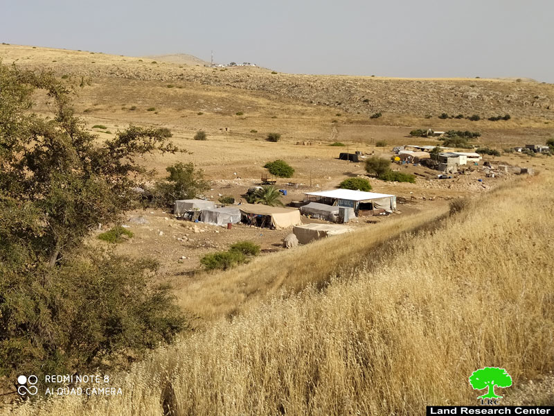 بحجة تدمير الآثار الاحتلال يخطر بإزالة منشآت سكنية وزراعية  في قرية رأس العوجا / محافظة أريحا