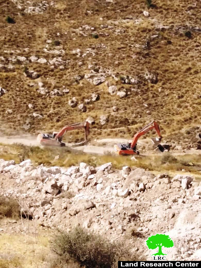 مستعمرون يشقون طرقاً في أراضي المواطنين بقرية فقيقيس غرب الخليل