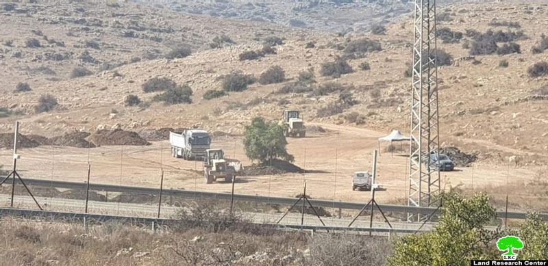 الشروع بتجريف أراض خلف جدار الضم والتوسع العنصري في بلدة الزاوية بمحافظة سلفيت