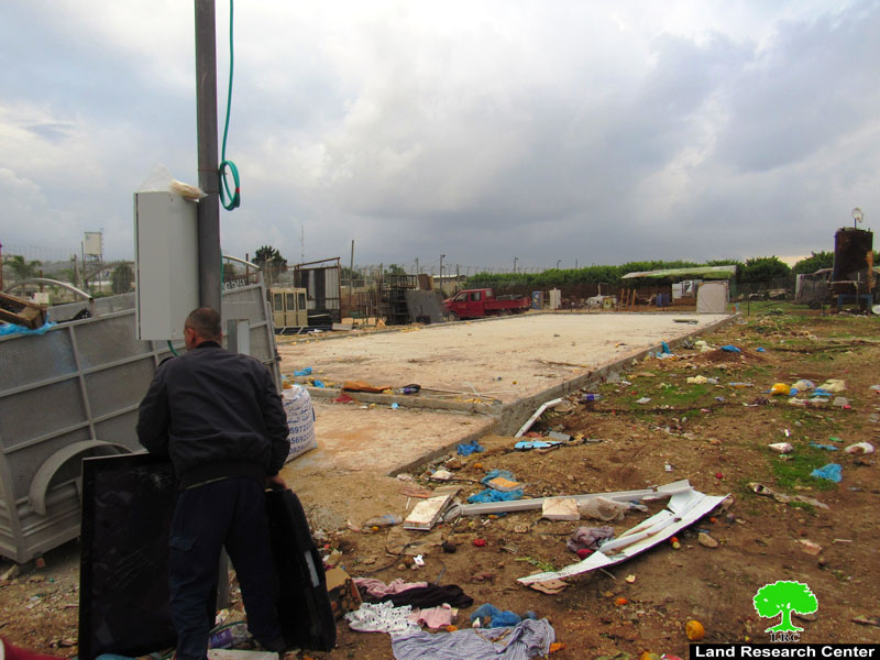 The Israeli occupation forces two citizens to self-dismantle their commercial facilities after being notified of the removal in the city of Qalqilya