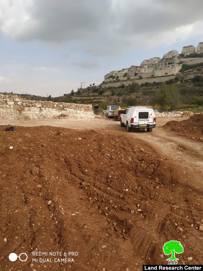 إخطار بئر لعائلة أبو غليون بوقف العمل والبناء في بلدة الخضر/ محافظة بيت لحم