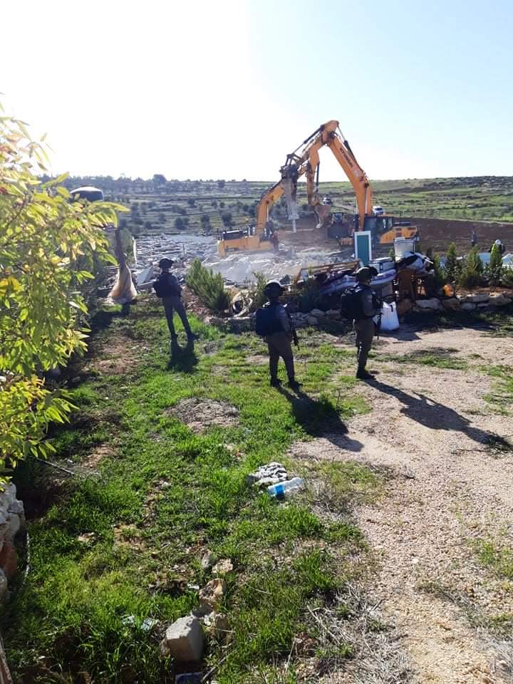 الاحتلال يهدم منزلين وبئر مياه ومنشأة زراعية في دير شمس شرق الظاهرية بمحافظة الخليل