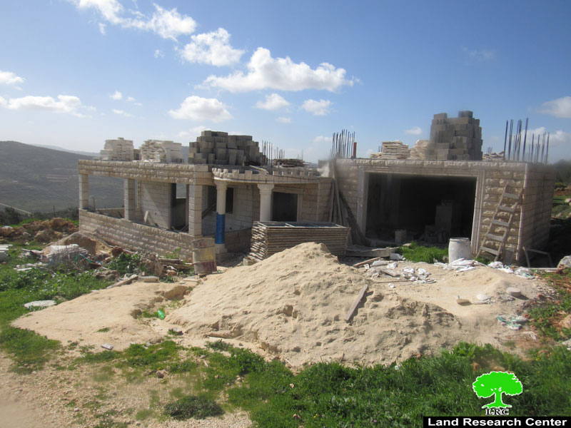 إخطارات بوقف العمل في منزلين وطريق زراعي في قرية اسكاكا بمحافظة سلفيت