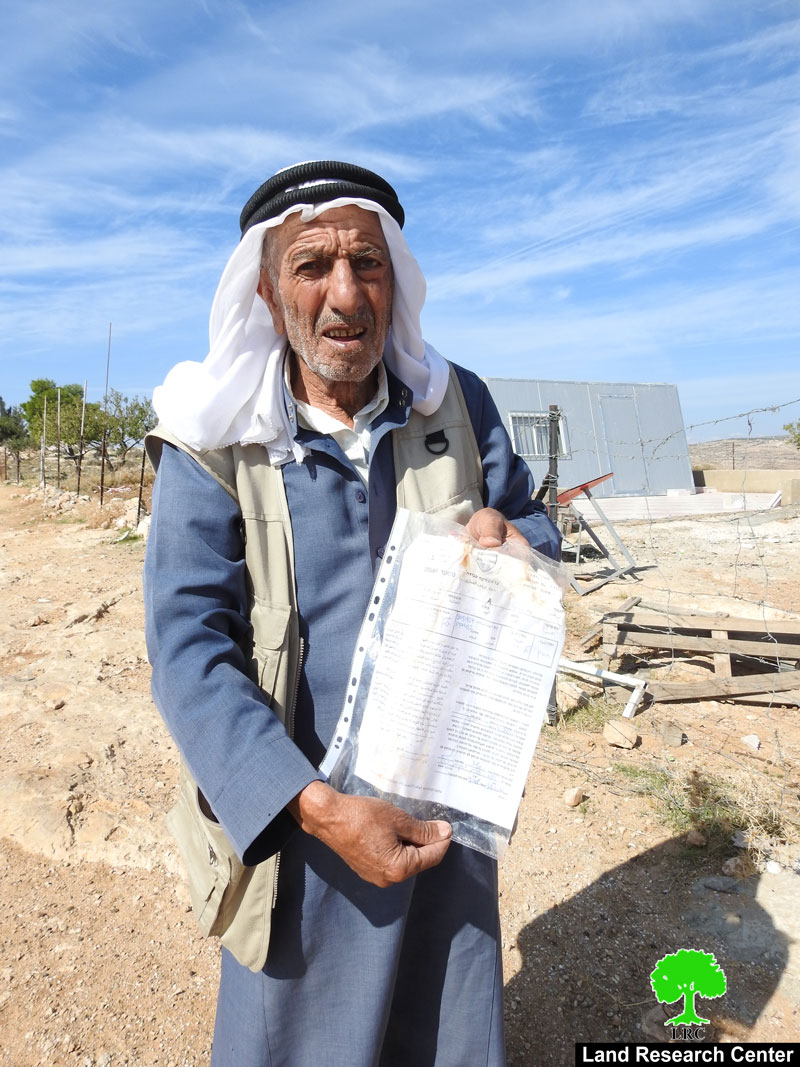 إخطارات بوقف العمل والبناء في منشآت زراعية بقرية البويب شرق يطا بمحافظة الخليل