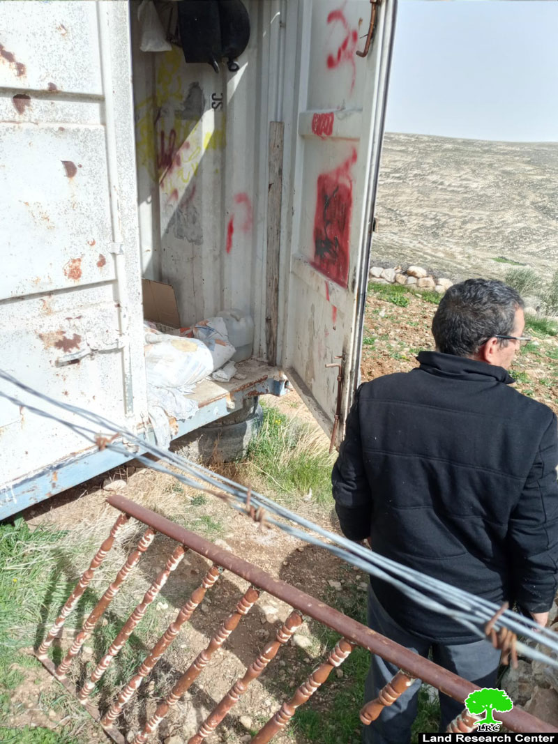 مستعمرون يعتدون على أراضٍ زراعية شرق بلدة الشيوخ بمحافظة الخليل