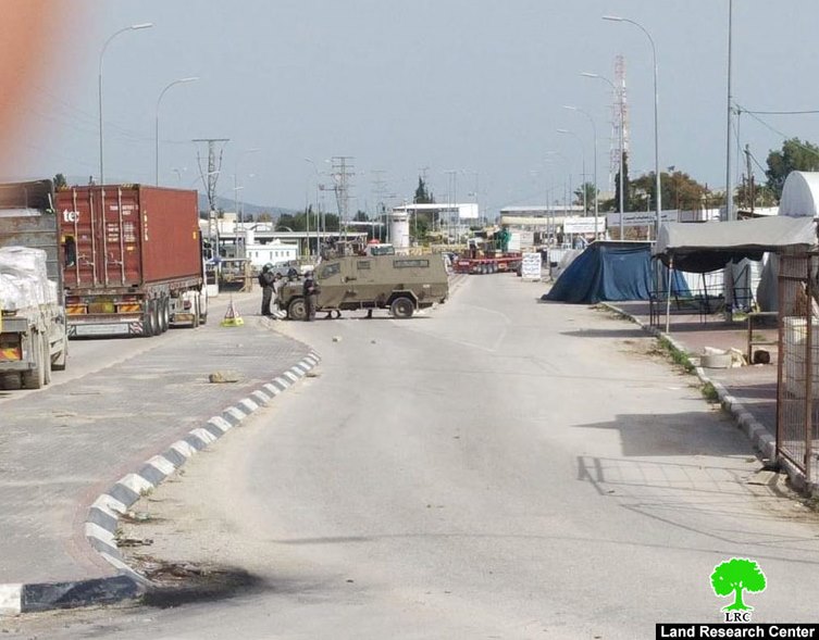 The Occupation Destroys Market Stalls nearby Aj-Jalama military checkpoint / Jenin Governorate