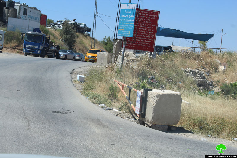 الاحتلال ينصب 3 بوابات معدنية على أراضي بلدتي سعير وحلحول شمال الخليل