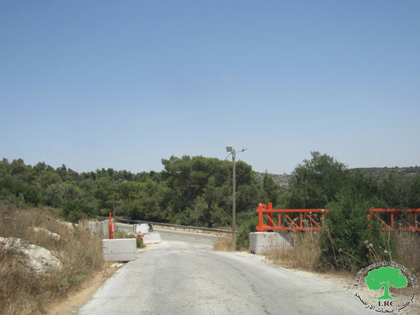 Setting Up a metal gate on Deir Nitham Village entrance / Ramallah governorate