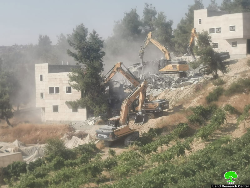 الاحتلال يهدم منزلين ويخطر بوقف العمل في ثالث ببلدة سعير شمال الخليل