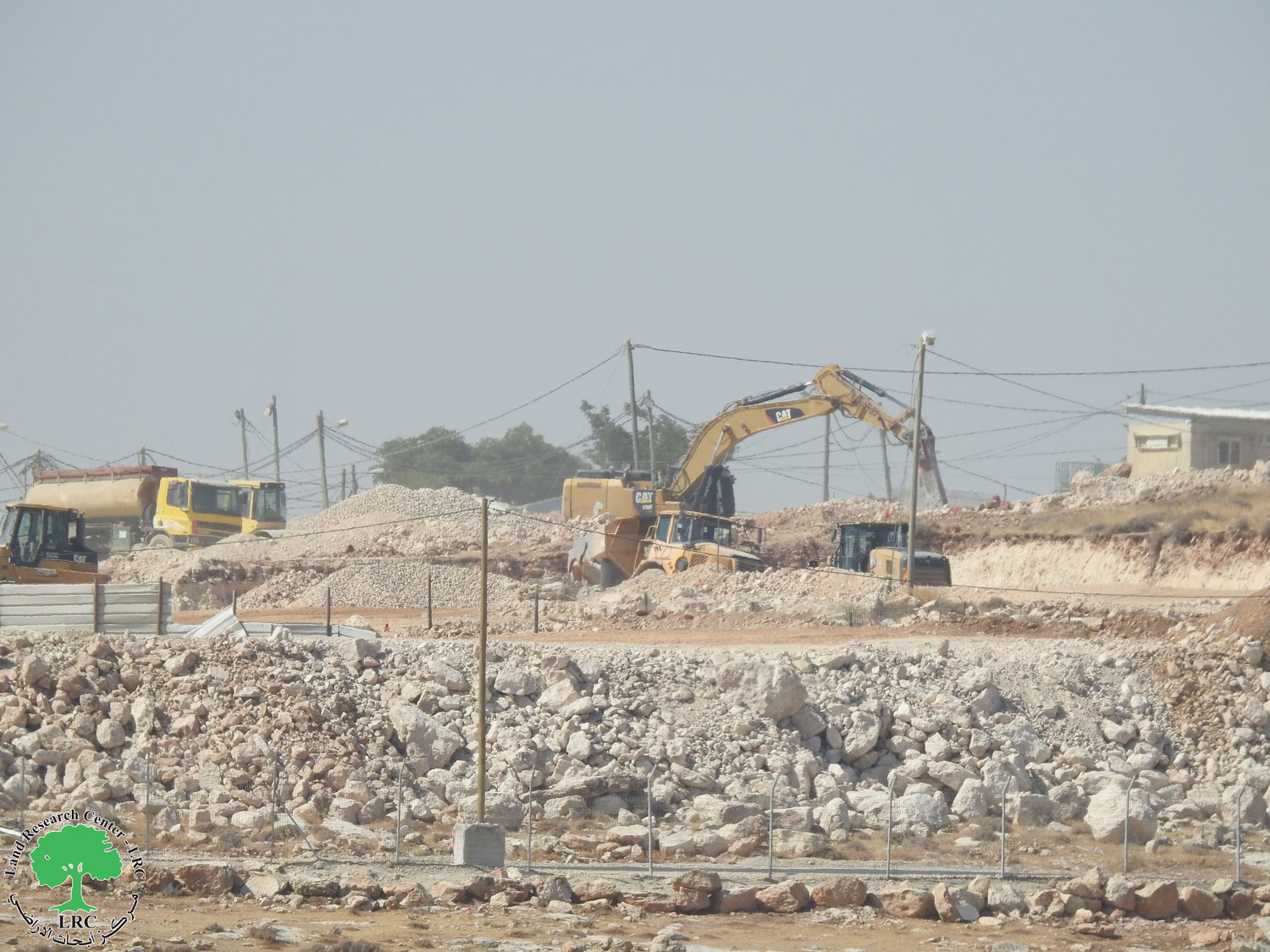 أعمال توسعة ونصب منازل جديدة في مستعمرة “آبي يناحل” المقامة على أراضي قرية كيسان / محافظة بيت لحم