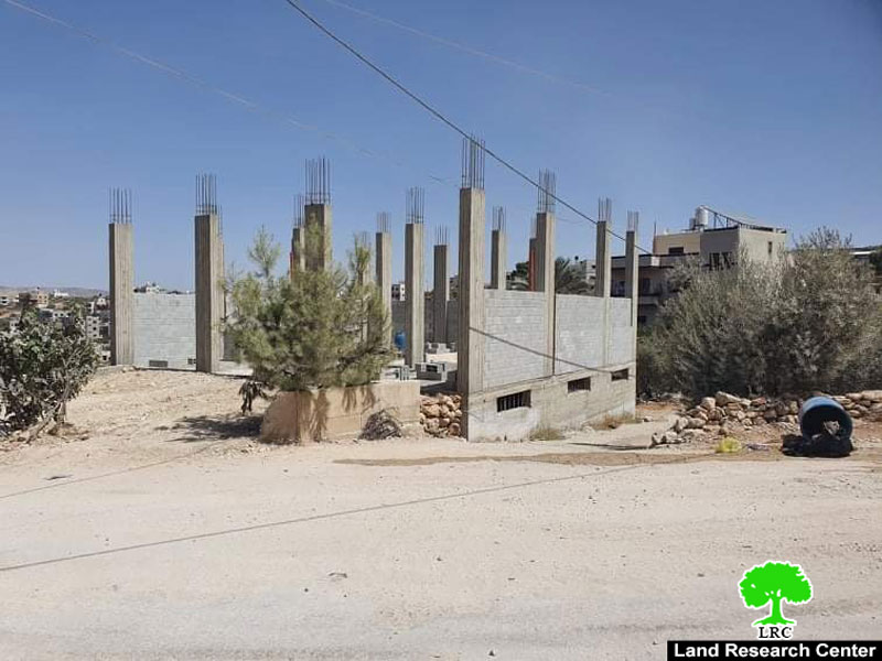 إخطارات بوقف العمل والبناء في منازل ومسجد بقرية روجيب في محافظة نابلس