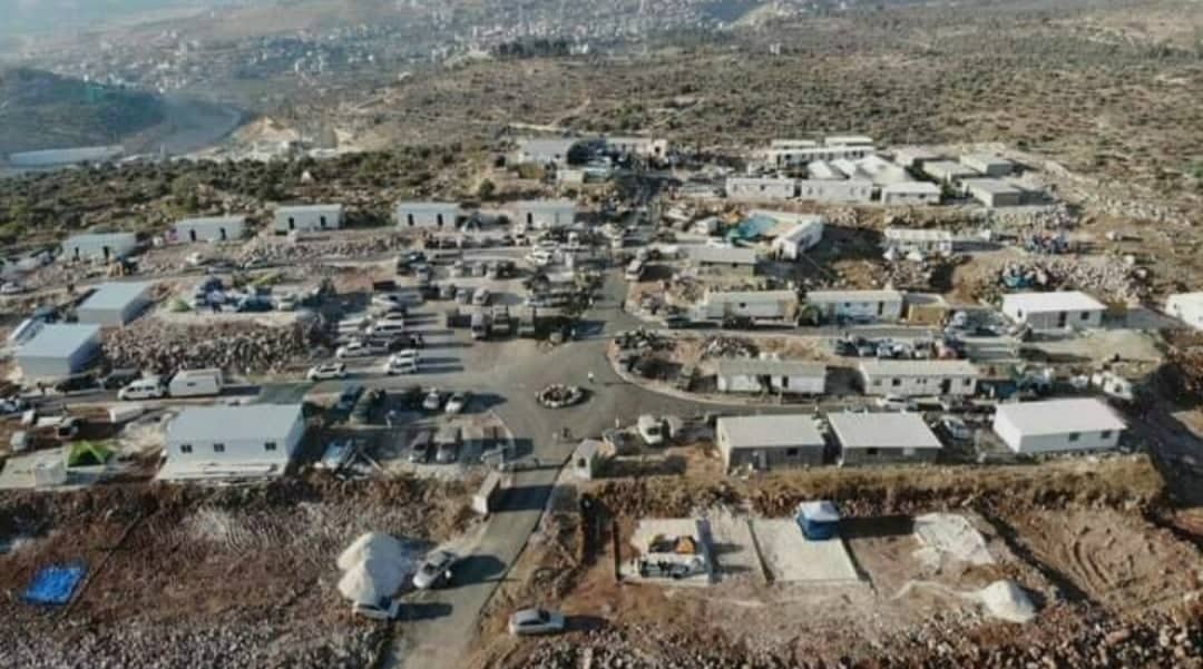 مستعمرون يقيمون بؤرة استعمارية جديدة أطلق عليها “أفيتار” على جبل صبيح على أراضي بلدتي بيتا وقبلان / محافظة نابلس