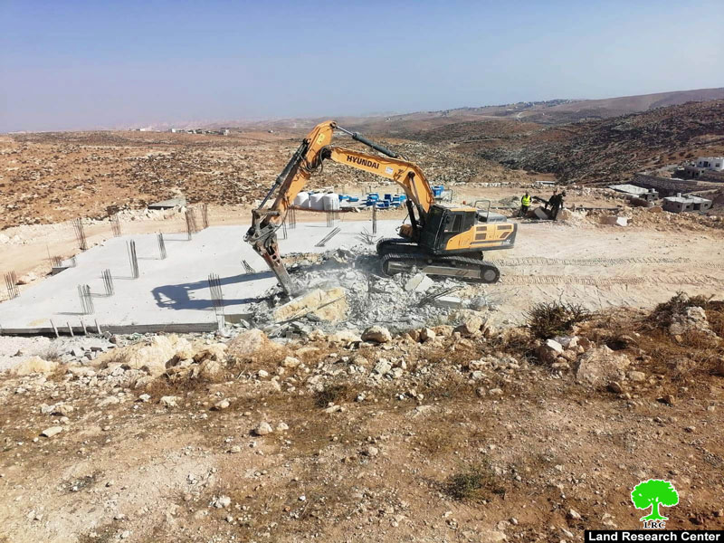 الاحتلال يهدم منزلاً قيد الإنشاء ويصادر منشآت زراعية في بلدة يطا جنوب الخليل