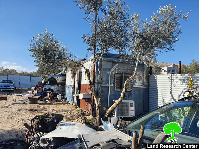 إخطار بوقف العمل في منشأة تجارية لعائلة سليم في بلدة حوارة بمحافظة نابلس