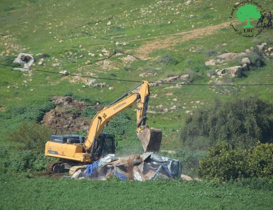 هدم خزان مياه معدني في قرية فروش بيت دجن شمال شرق نابلس