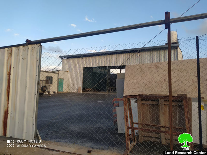 إخطارات بوقف العمل والبناء في مسجد ومنازل ومنشآت تجارية في قرية مردا / محافظة سلفيت