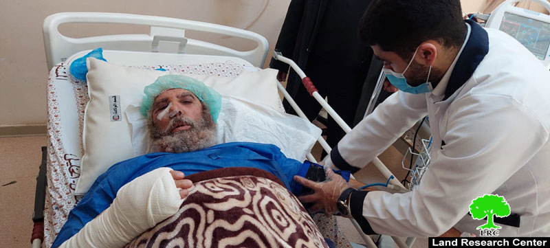 مستعمرو “أسفر” يعتدون على مزارع ويحاولون قتله شرق بلدة سعير بمحافظة الخليل