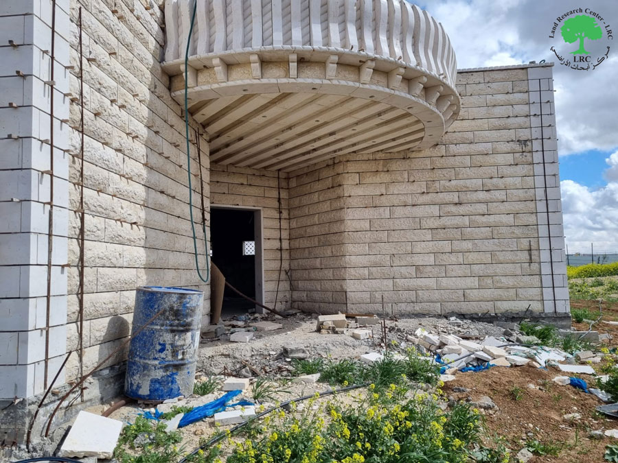 إخطار بوقف العمل في منزل مواطنة بقرية عرب الفريجات جنوب الخليل