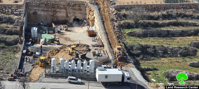 Ravaging an Industrial facility in Beit Kahil North Hebron